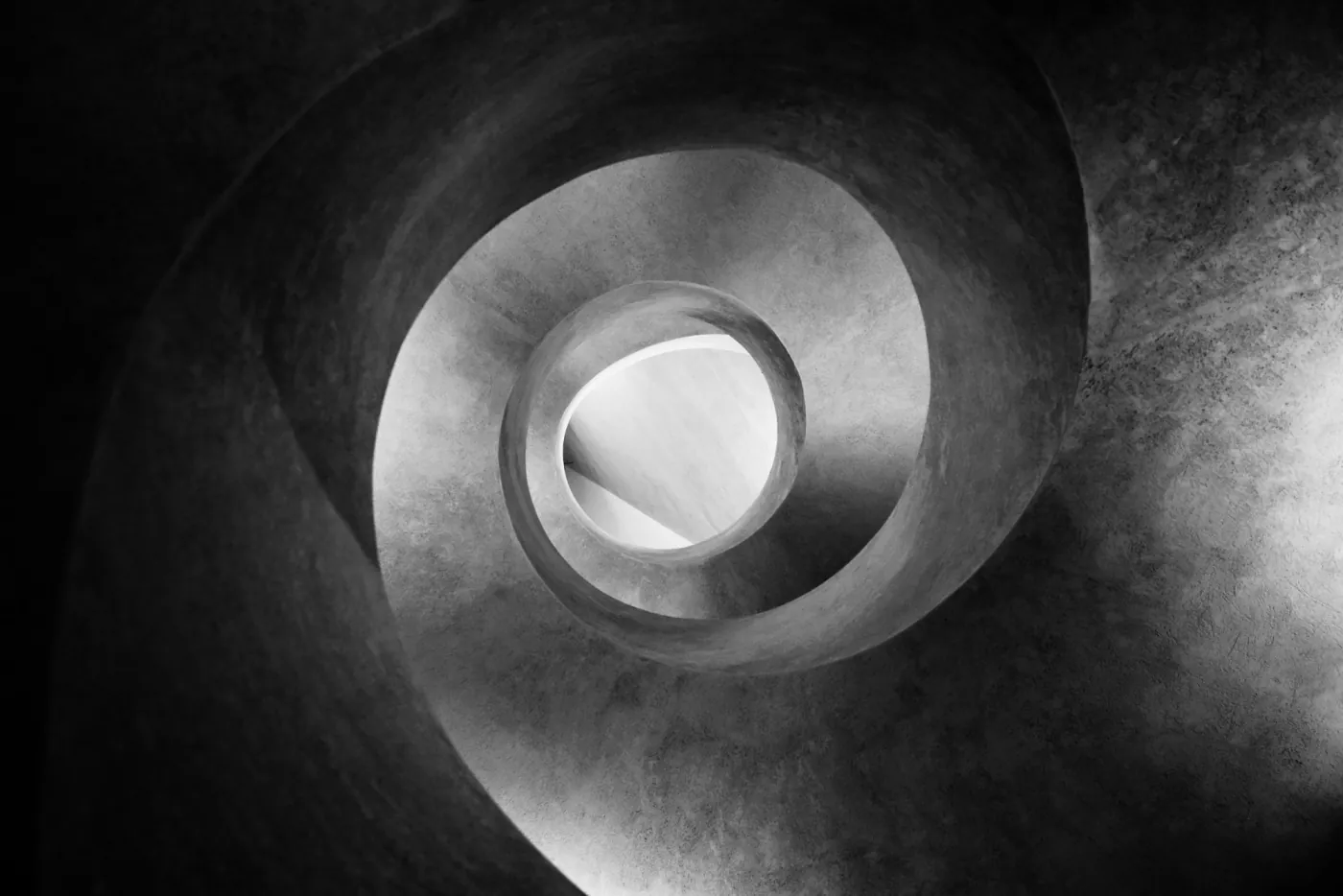 Spirale in bianco e nero vista dal basso, metafora del rilevamento continuo su endpoint e identità